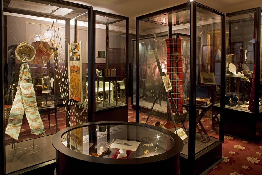 Round table case museum and freestanding cases