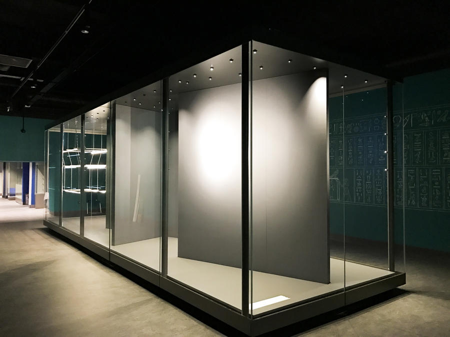 Large free-standing climatised display case